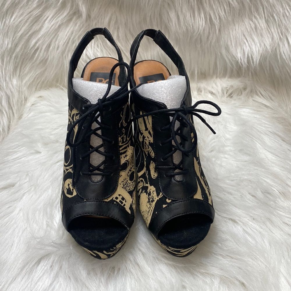 BC FOOTWEAR Wedge Black Skulls Sandals - Picture 2 of 6